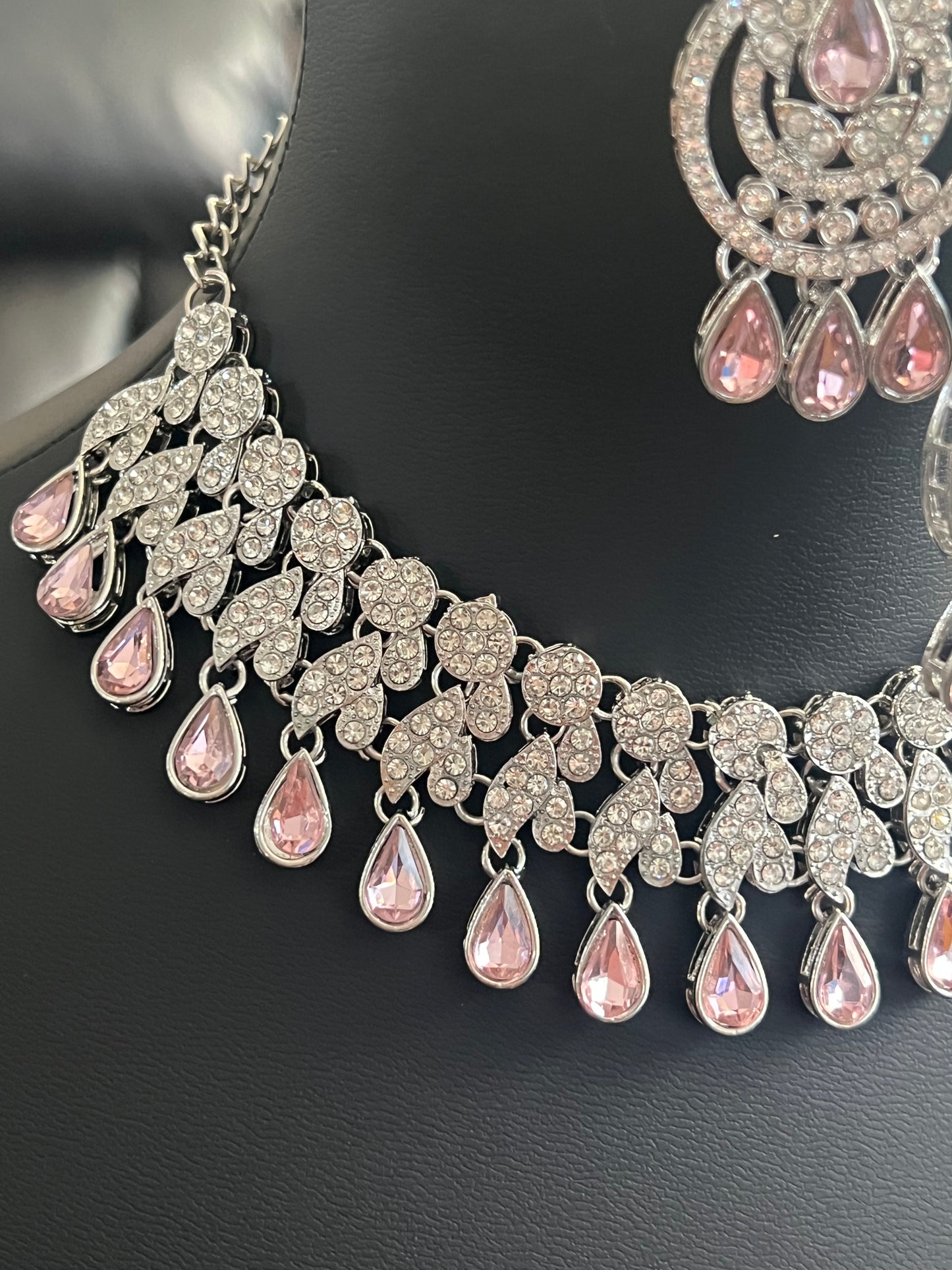 Pink elegance: necklace set