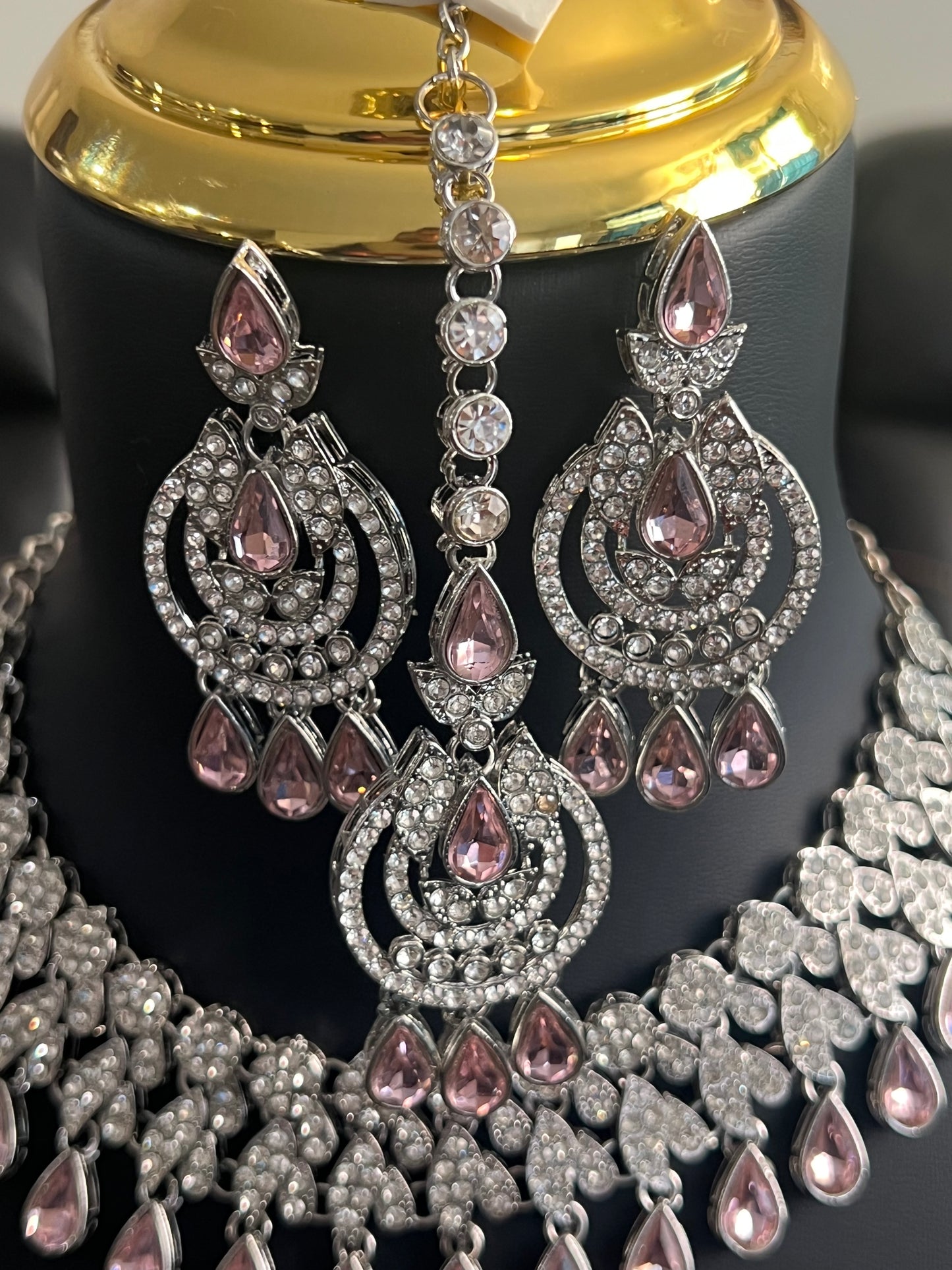 Pink elegance: necklace set