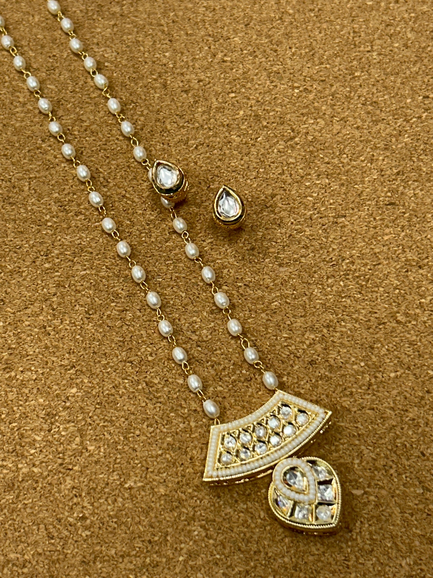 Lightweight pearl Kundan necklace