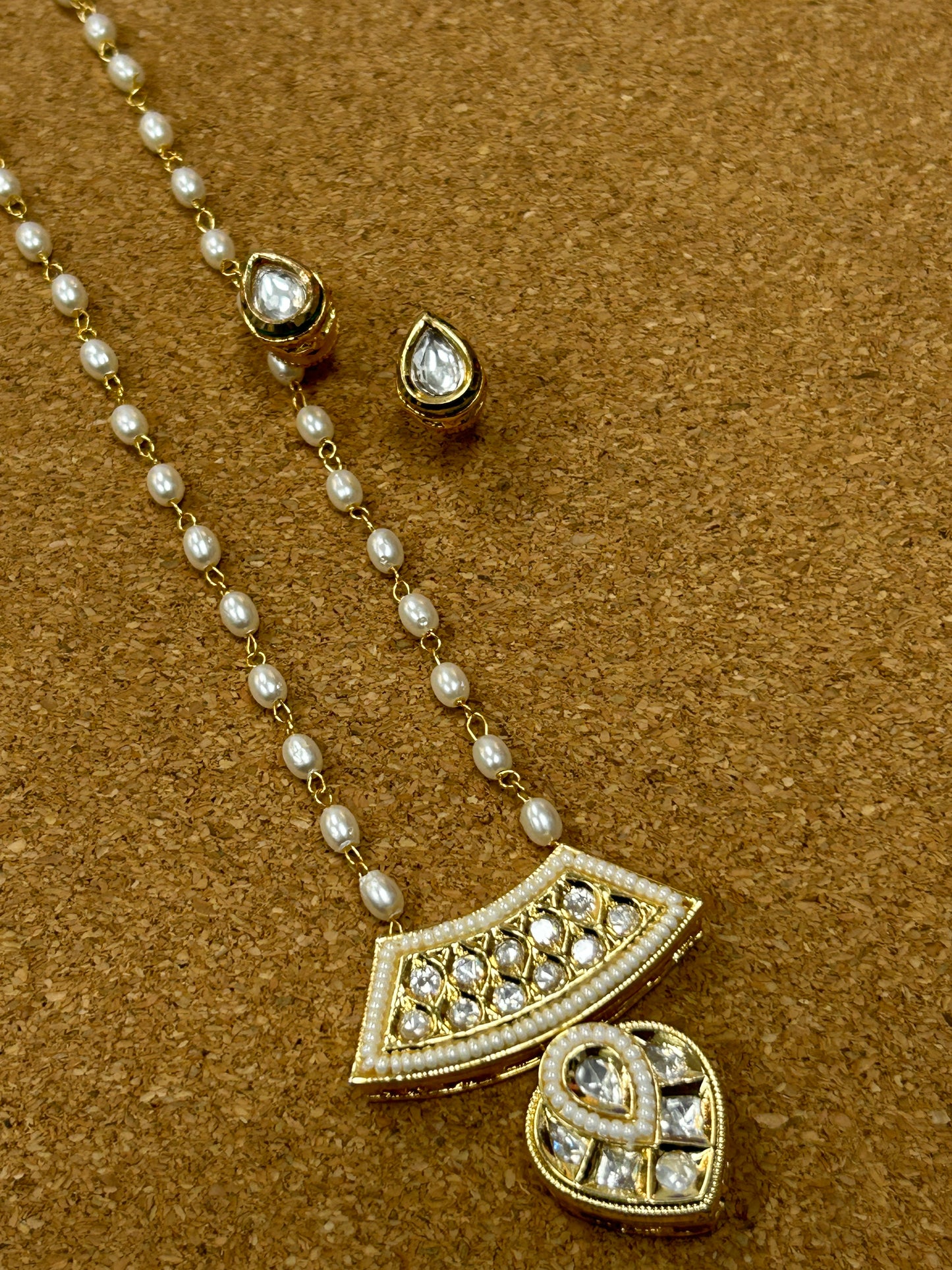Lightweight pearl Kundan necklace