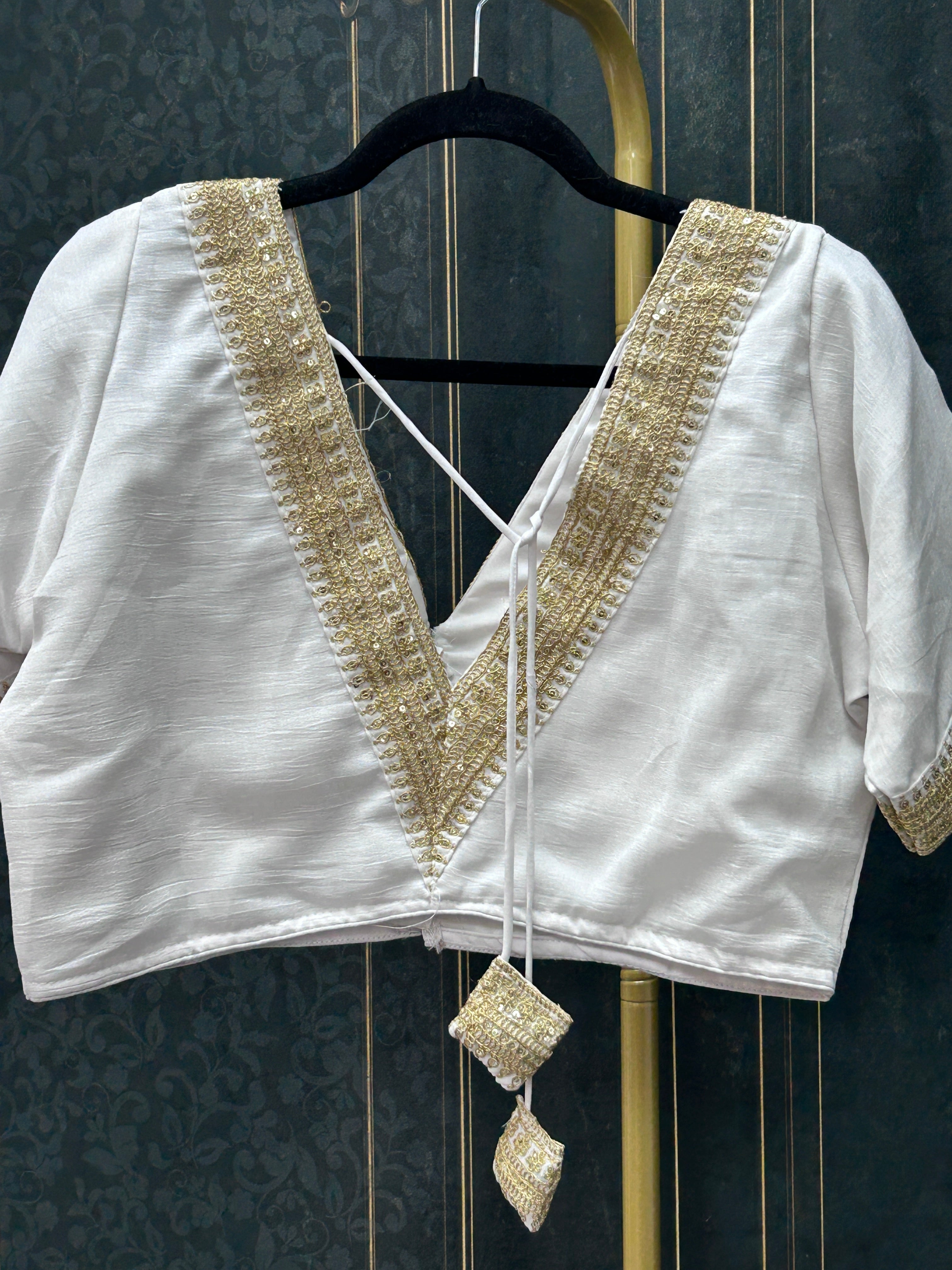 V neck blouse : white
