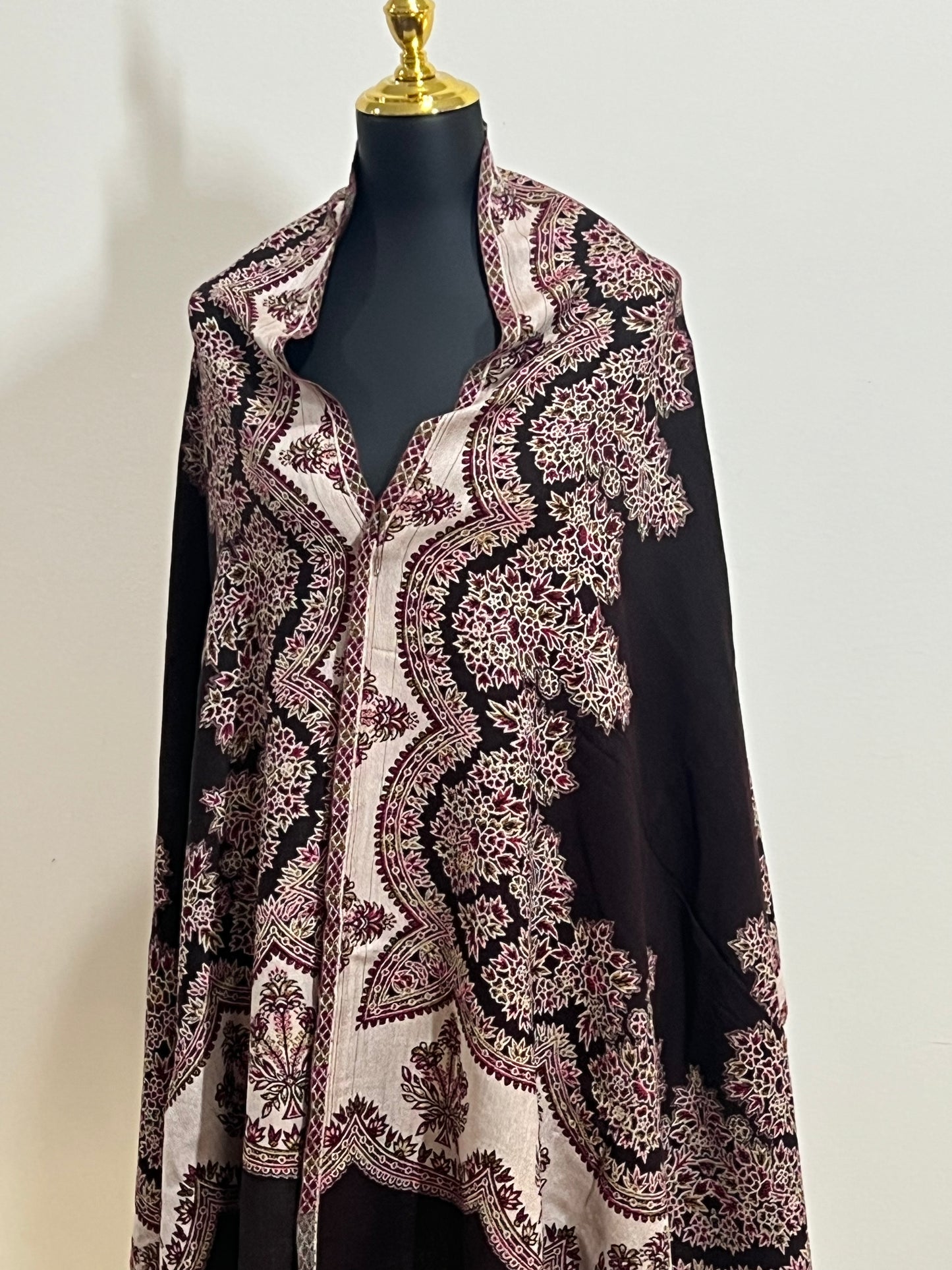 Woolen shawl : stole