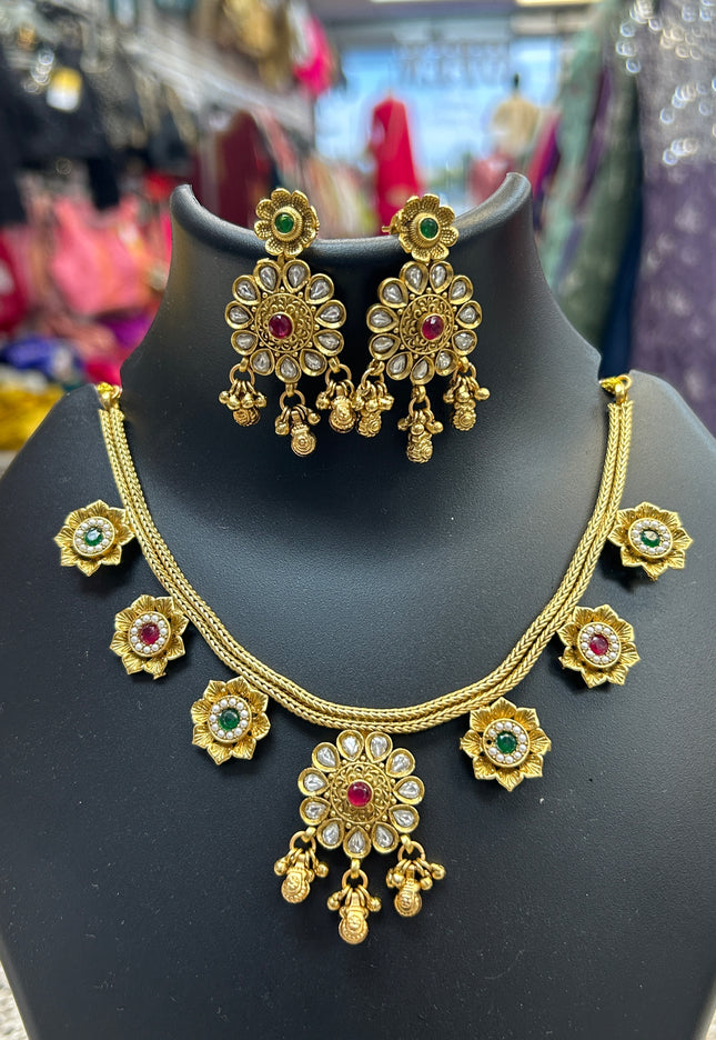 Gold polished necklace set