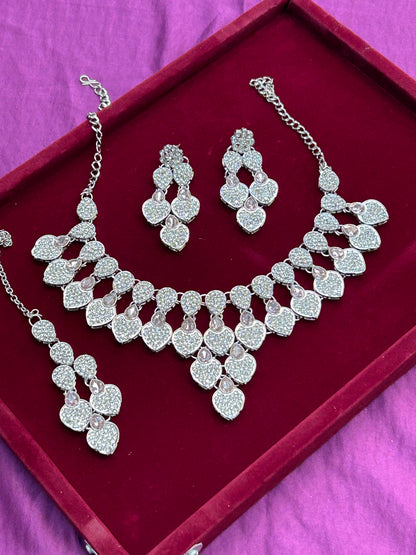 Fashion jewelry: necklace set