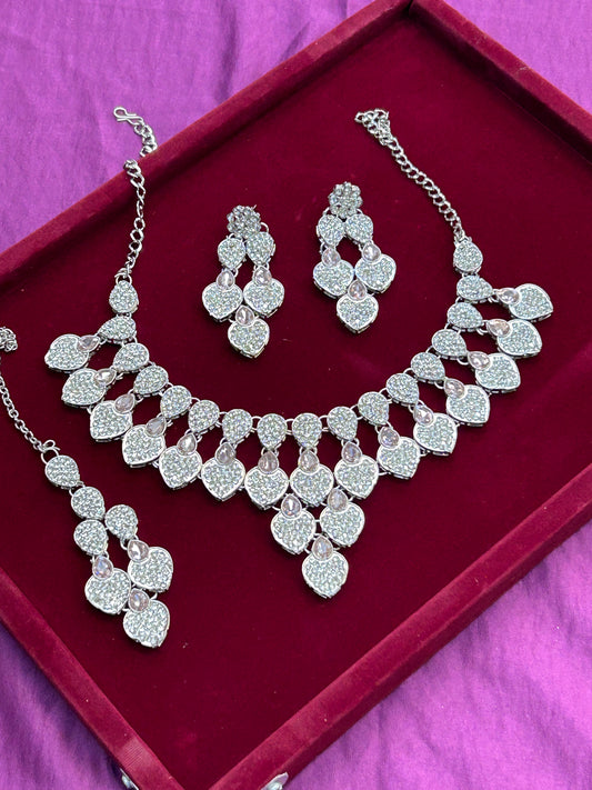 Fashion jewelry: necklace set