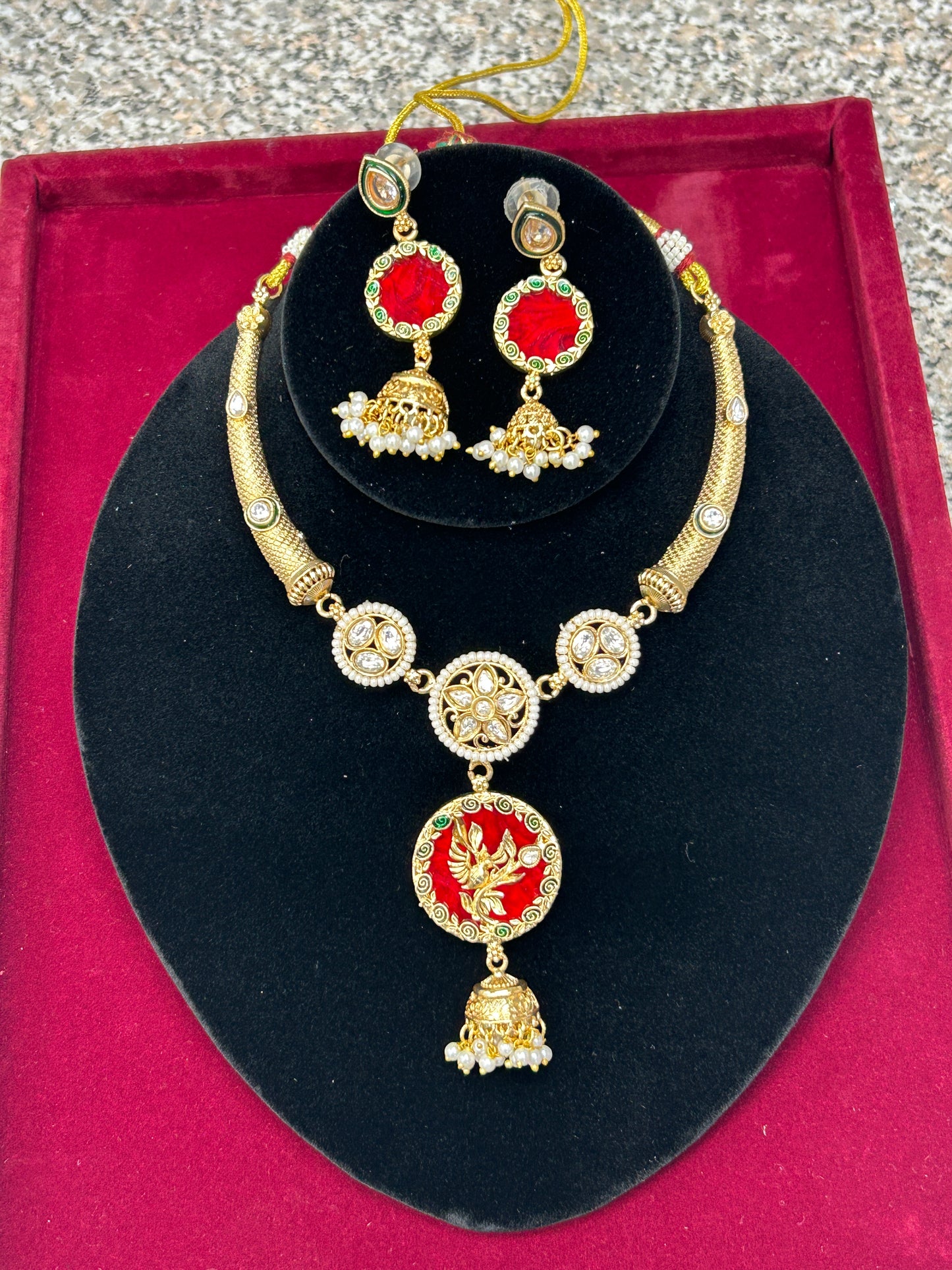 Gold polished necklace set