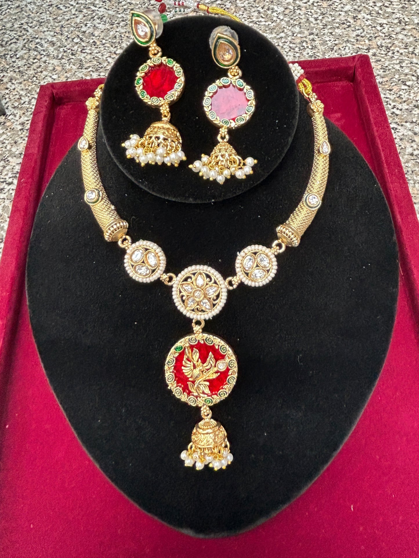Gold polished necklace set