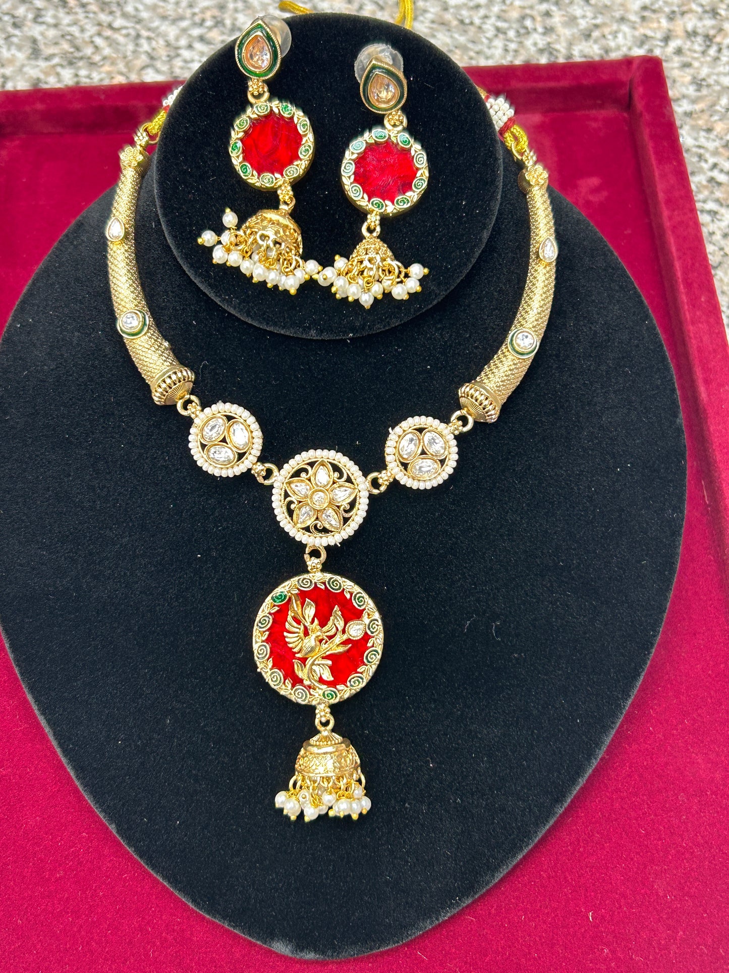 Gold polished necklace set