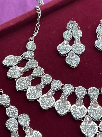 Fashion jewelry: necklace set